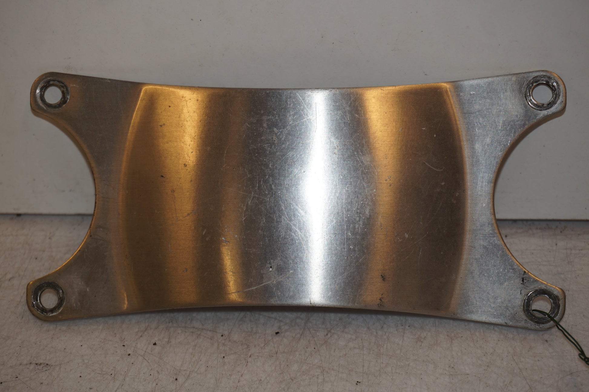 Framsidan på Framskärmens aluplatta från en Yamaha FZR 1000 -1988 motorcykel.