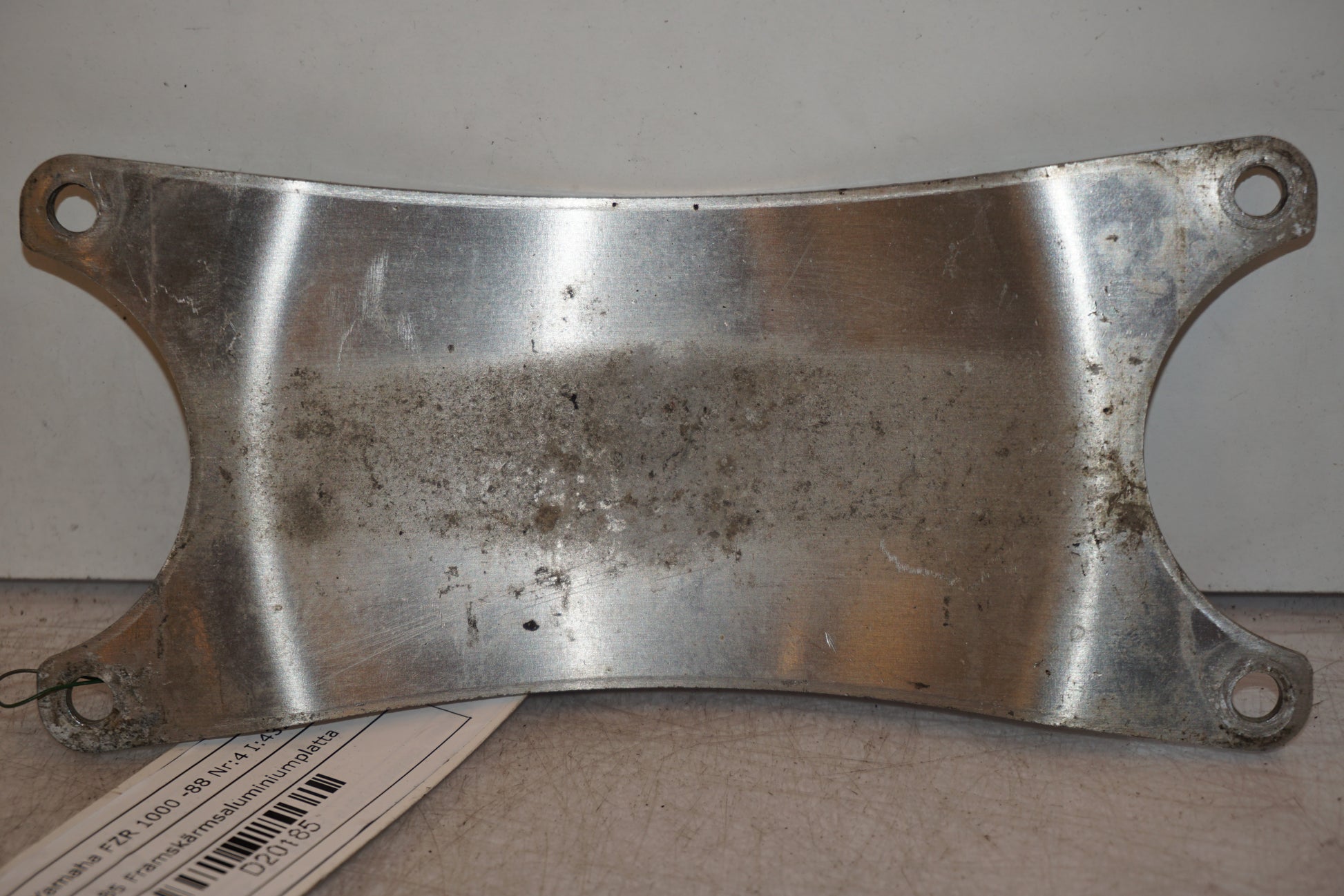 Höger sida på Framskärmens aluplatta från en Yamaha FZR 1000 -1988 motorcykel.