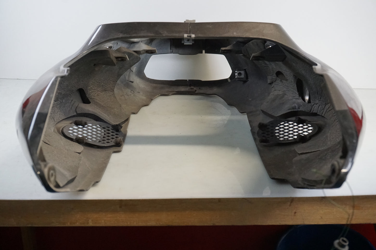 Vänster sida på Bakvinge från en Kawasaki ZX-9R -1996 motorcykel.