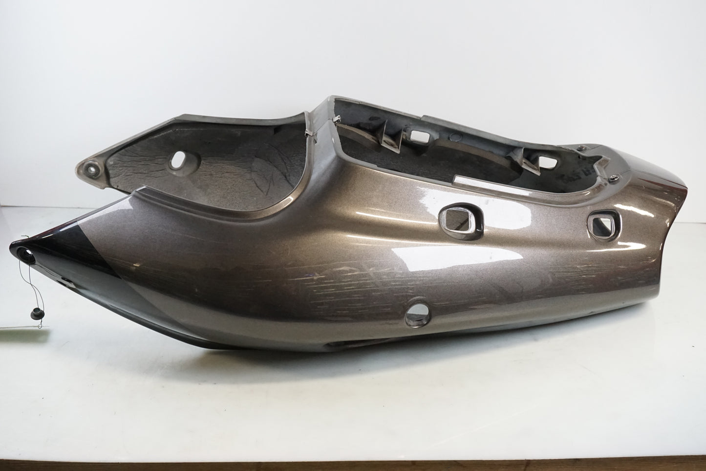 Snett uppifrån på Bakvinge från en Kawasaki ZX-9R -1996 motorcykel.