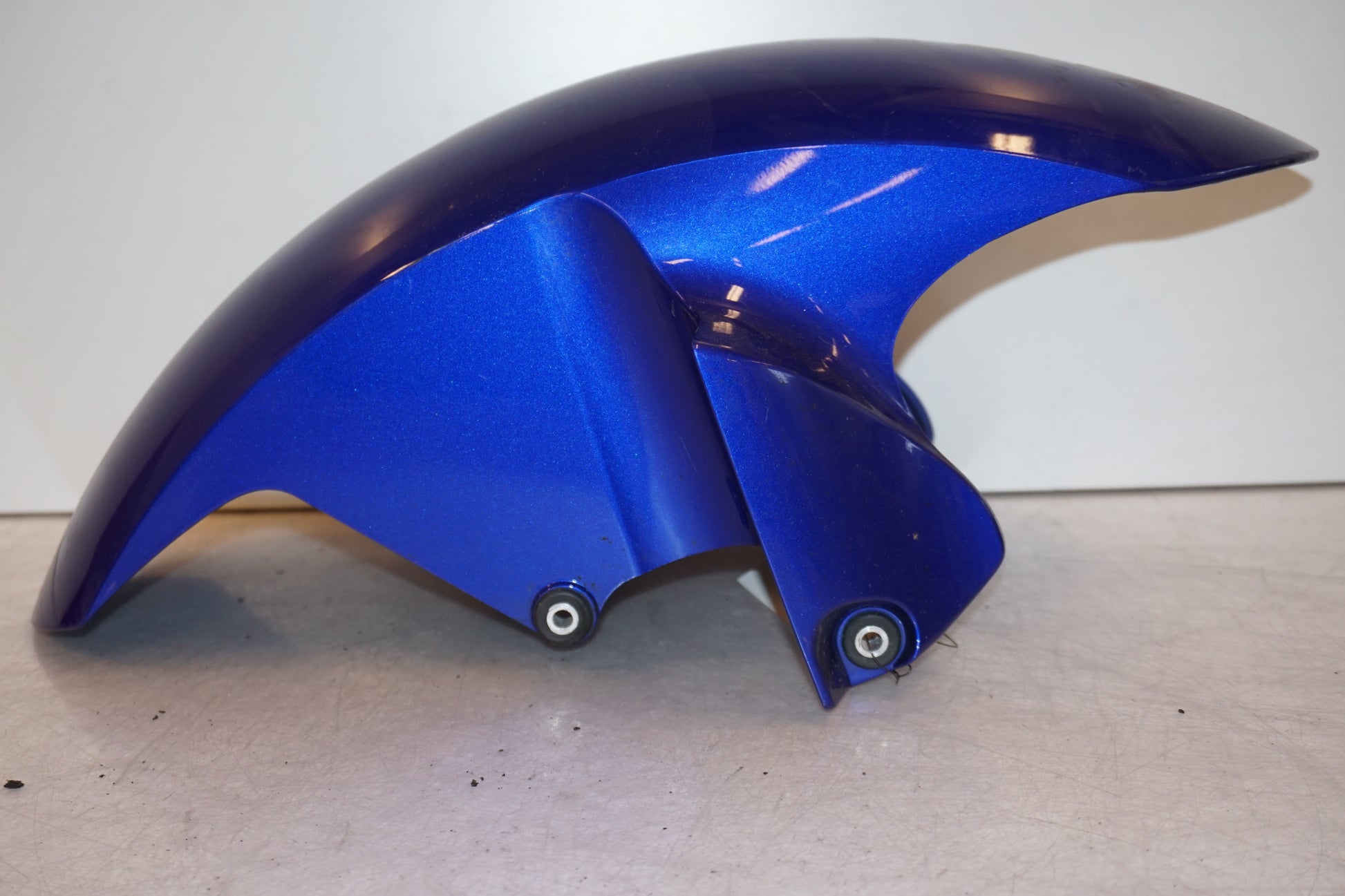 Snett nerifrån på Framskärm från en Yamaha YZF R6 -2011 motorcykel.