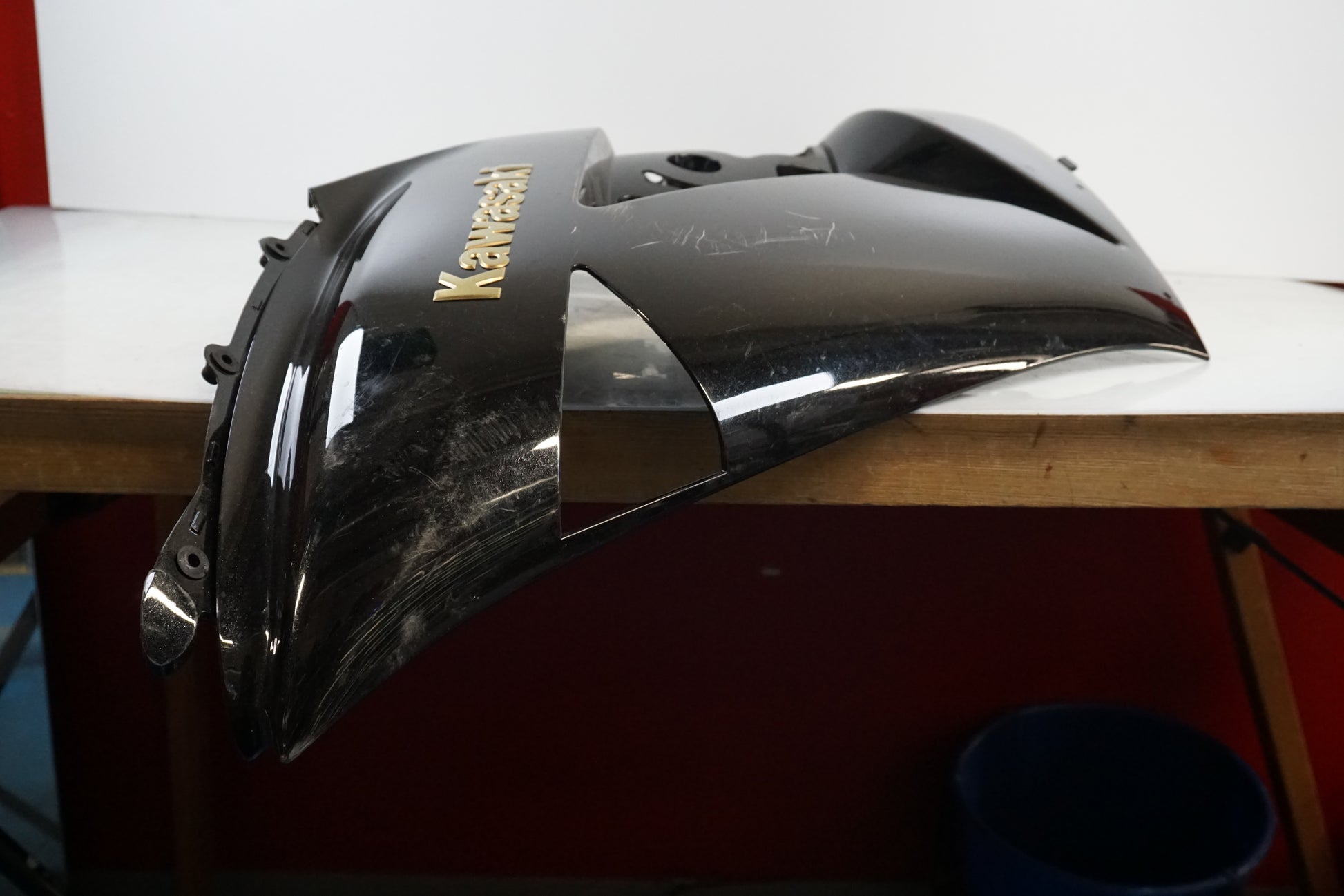 Snett uppifrån på Sidkåpa från en Kawasaki ZZ-R 1400 -2010 motorcykel.