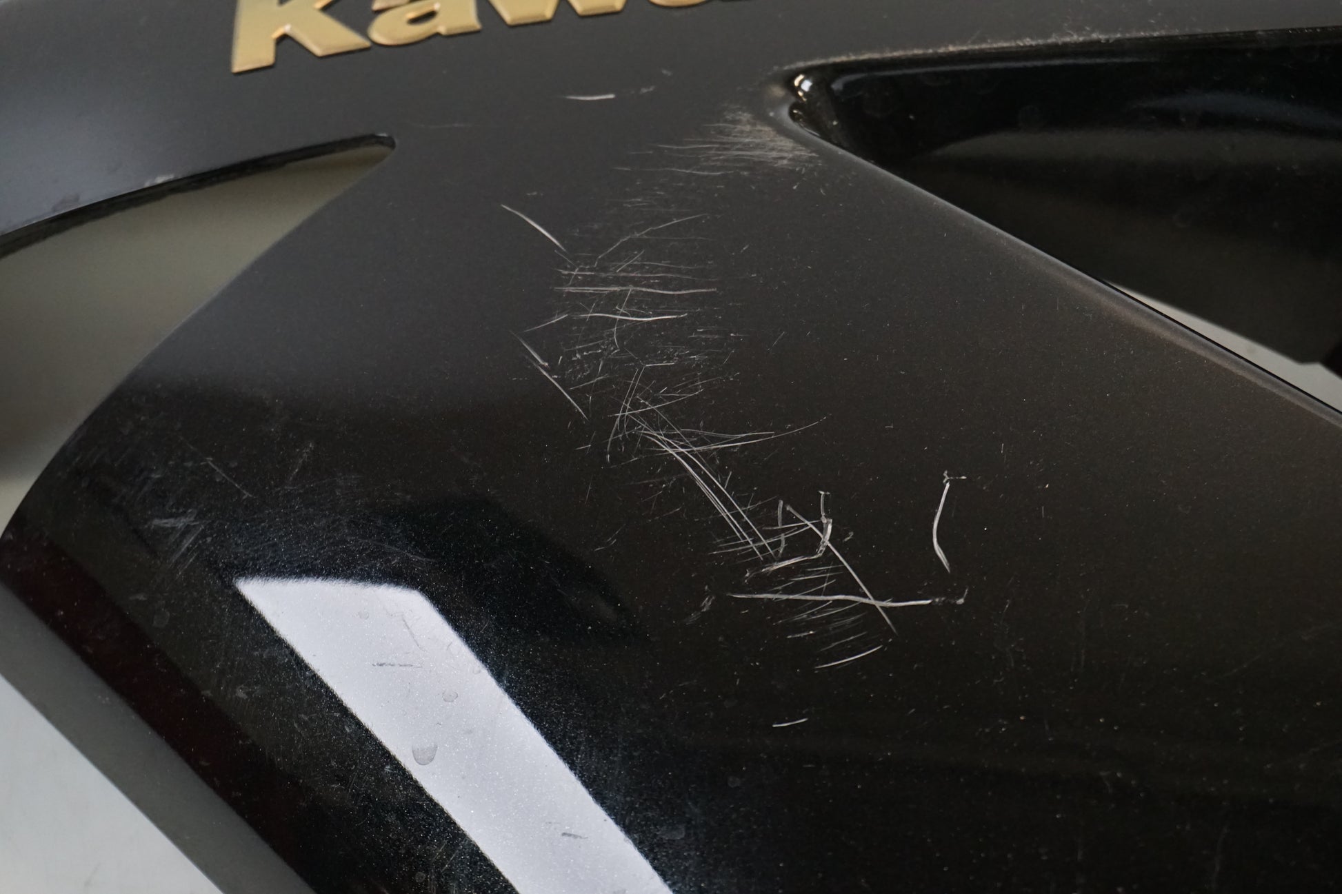 Snett nerifrån på Sidkåpa från en Kawasaki ZZ-R 1400 -2010 motorcykel.