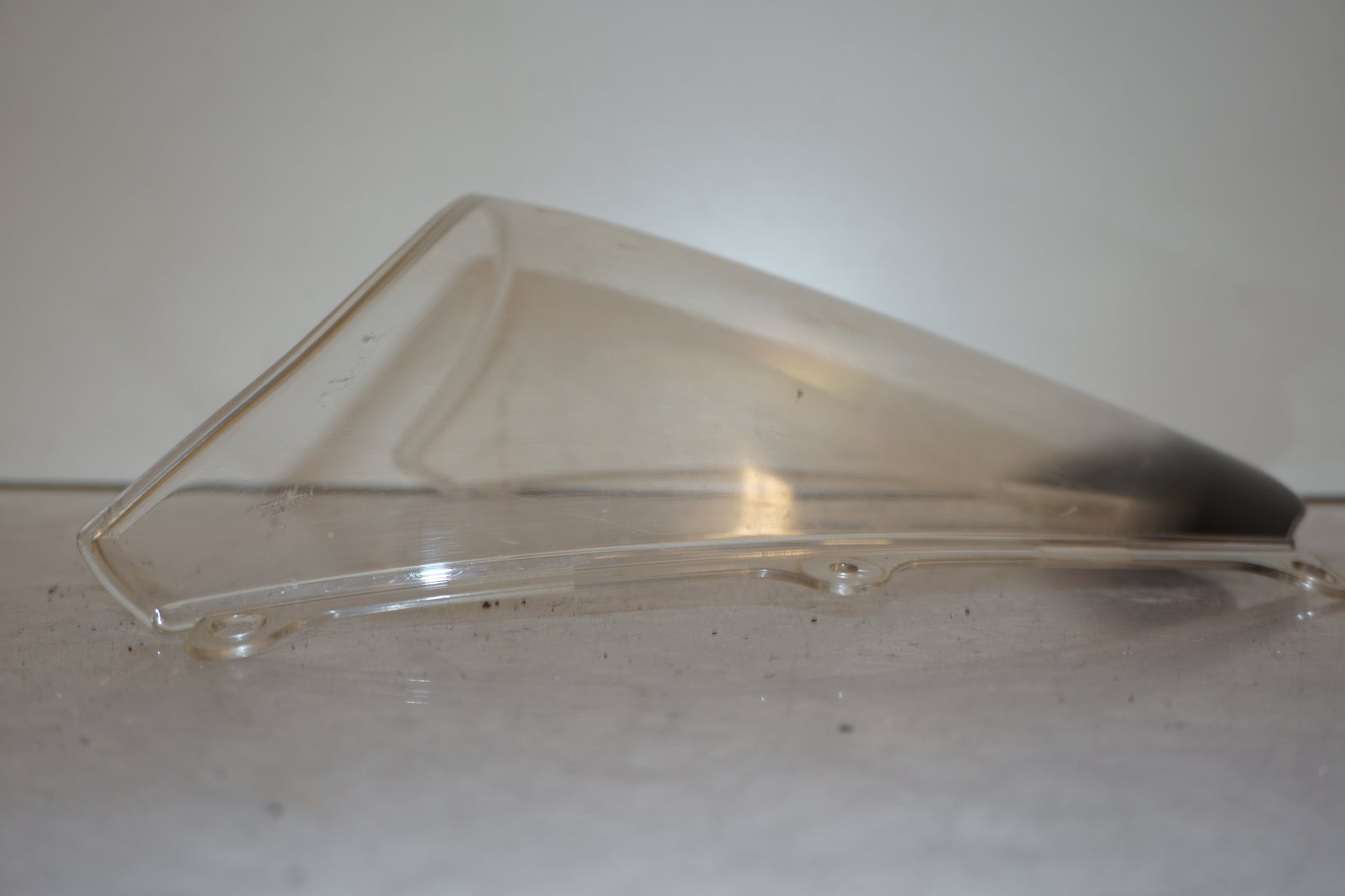 Vänster sida på Vindruta från en Suzuki GSX-R 1000 -2008 motorcykel.