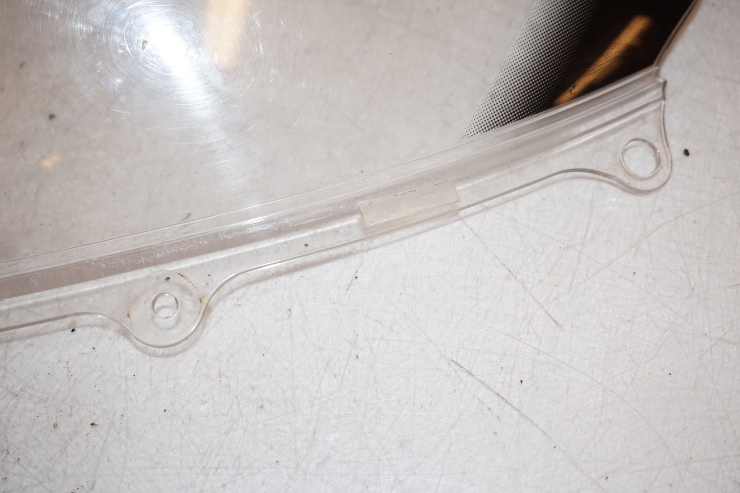 Snett uppifrån på Vindruta från en Suzuki GSX-R 1000 -2008 motorcykel.