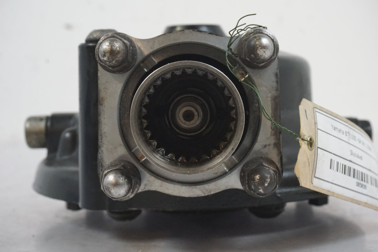 Snett uppifrån på Slutväxel från en Yamaha BT 1100 -2004 motorcykel.