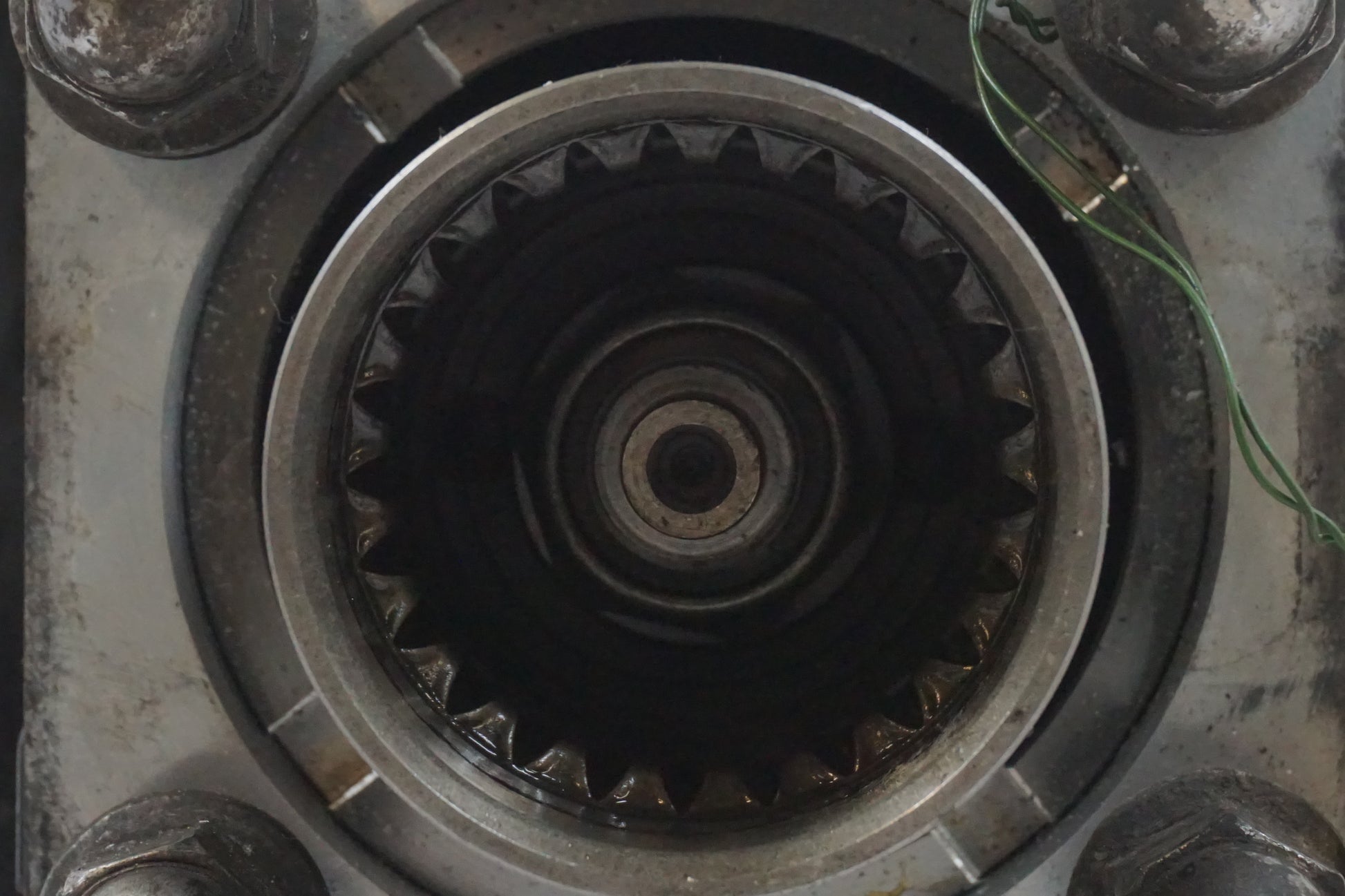 Snett nerifrån på Slutväxel från en Yamaha BT 1100 -2004 motorcykel.