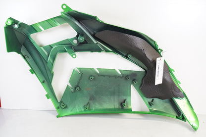 Snett nerifrån på Sidkåpa från en Kawasaki ZZ-R 1400 -2013 motorcykel.