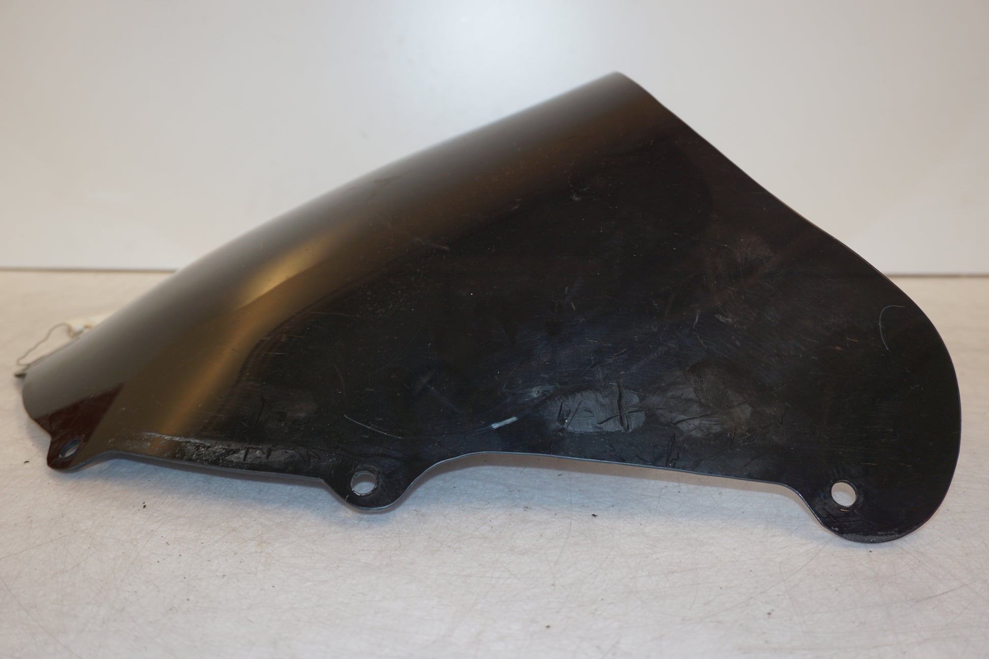 Snett uppifrån på Vindruta från en Suzuki GSX-R 750 -1997 motorcykel.