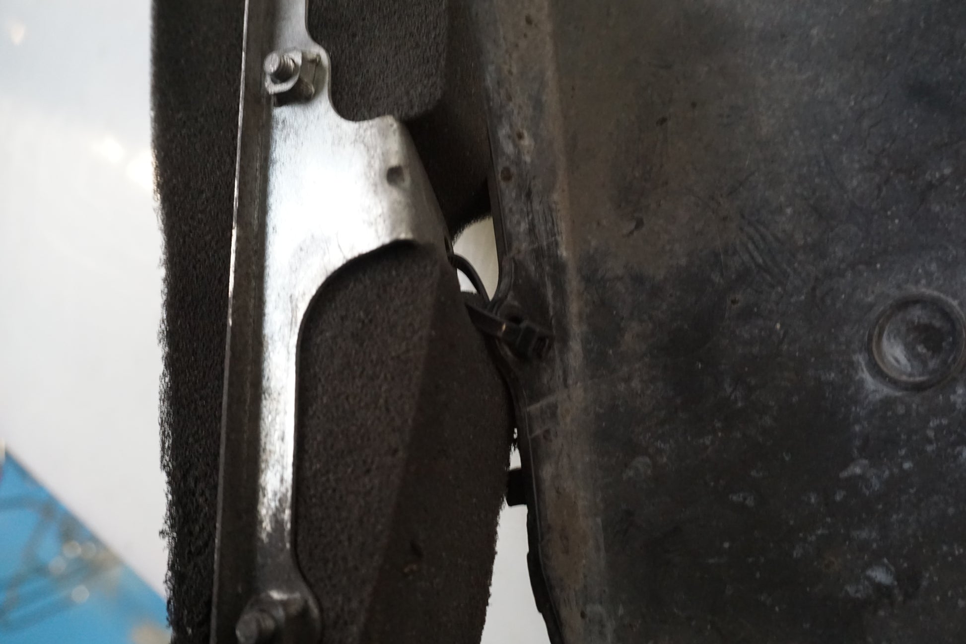 Snett nerifrån på Sidkåpa från en Kawasaki GTR 1400 -2008 motorcykel.