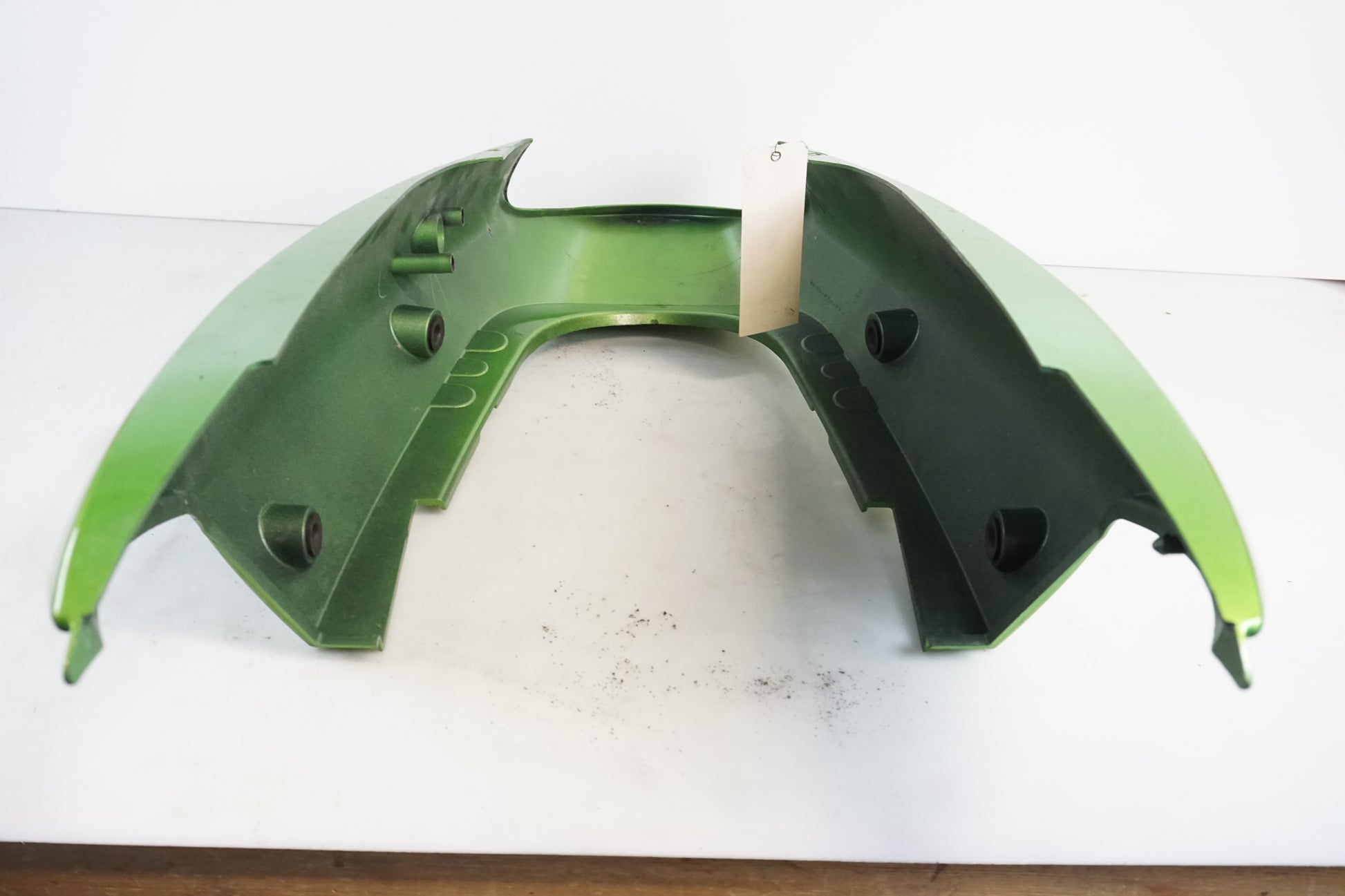 Snett nerifrån på Bakvinge från en Kawasaki ZX-12R -2000 motorcykel.