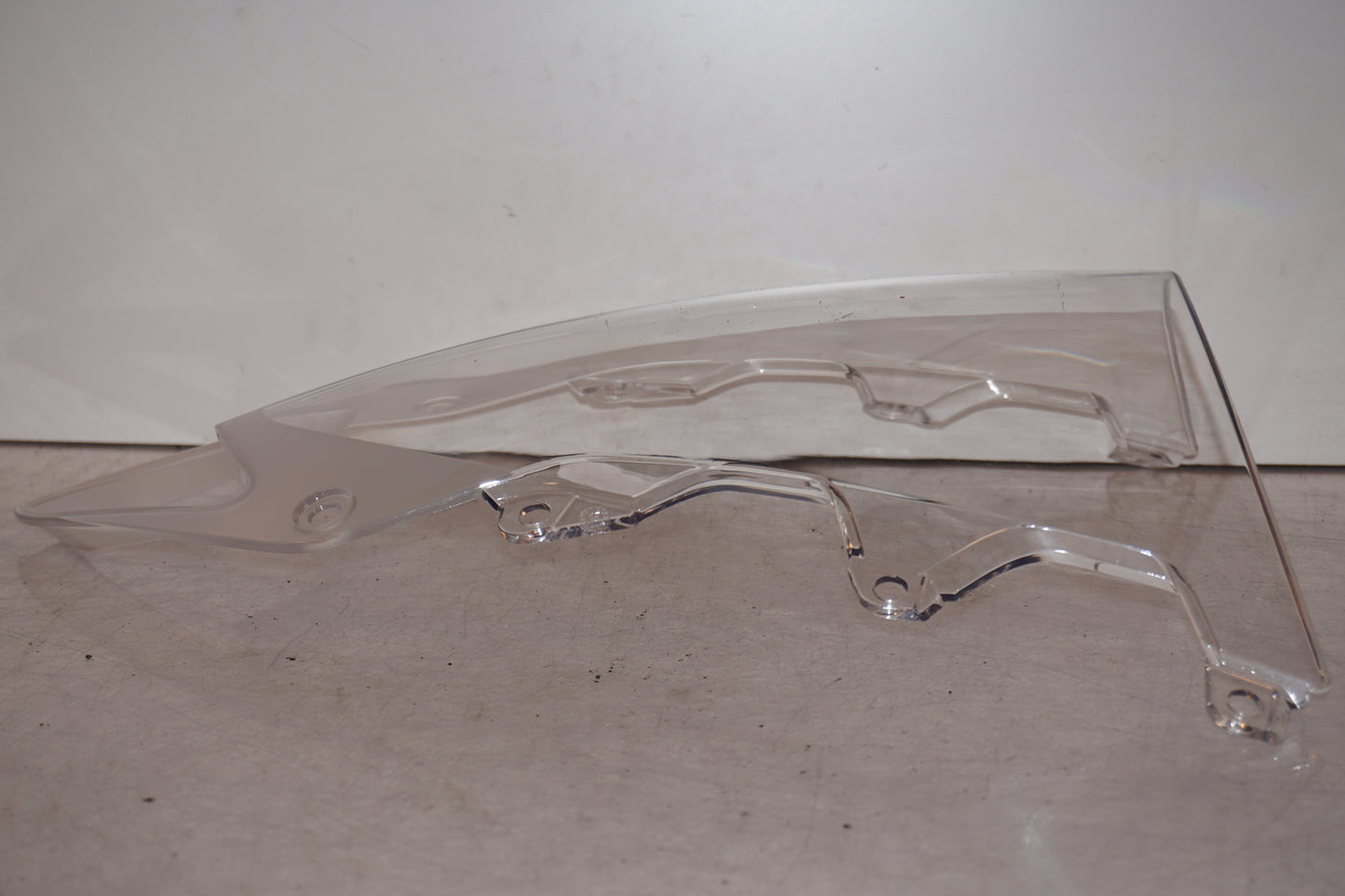 Höger sida på Vindruta från en BMW S 1000 RR -2010 motorcykel.