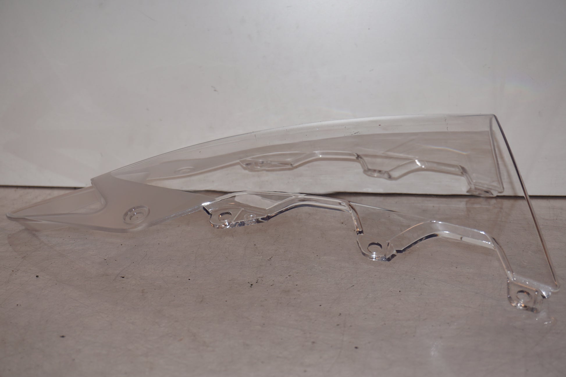 Höger sida på Vindruta från en BMW S 1000 RR -2010 motorcykel.