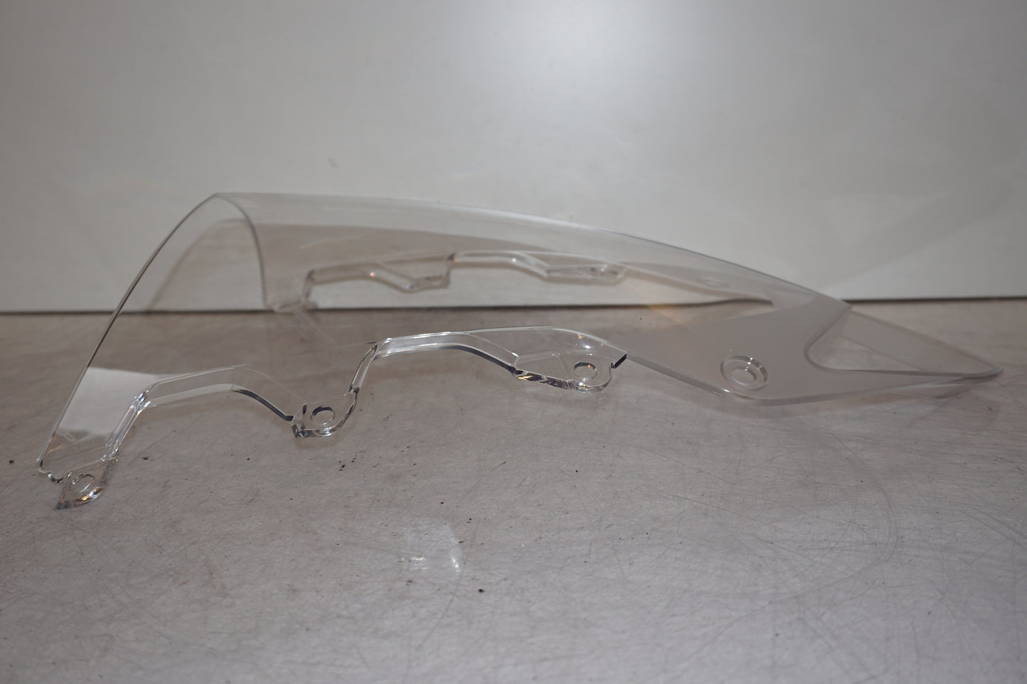 Snett uppifrån på Vindruta från en BMW S 1000 RR -2010 motorcykel.