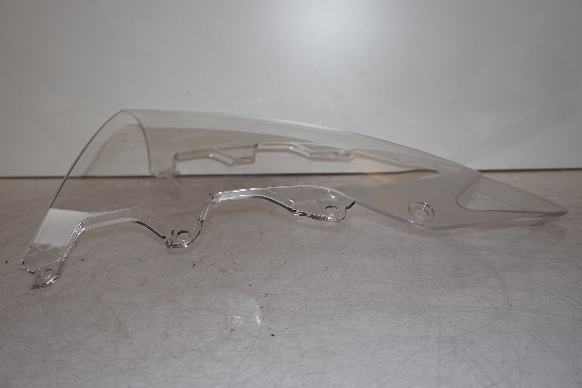 Snett uppifrån på Vindruta från en BMW S 1000 RR -2010 motorcykel.