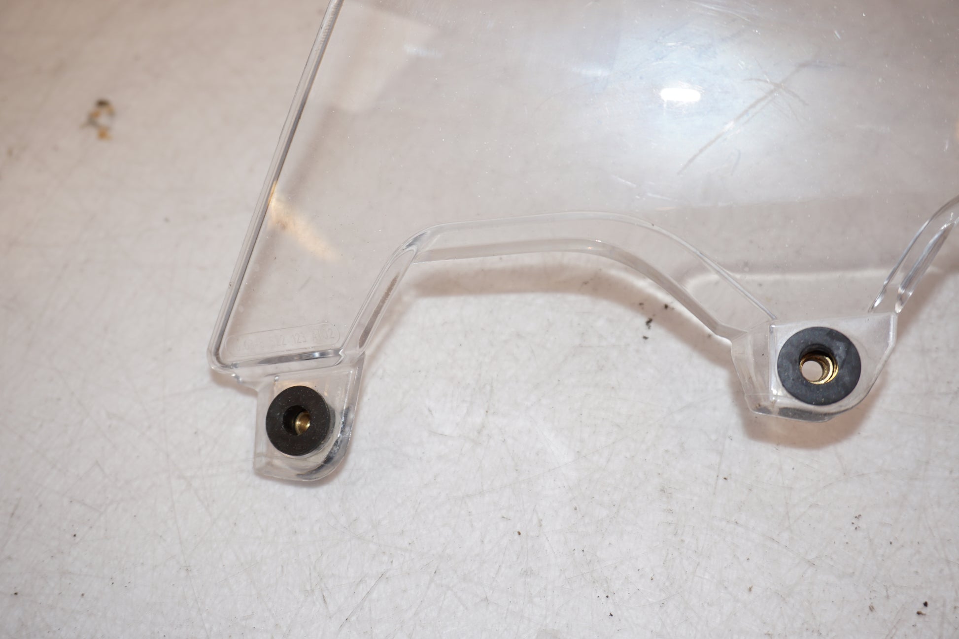 Snett uppifrån på Vindruta från en BMW S 1000 RR -2014 motorcykel.