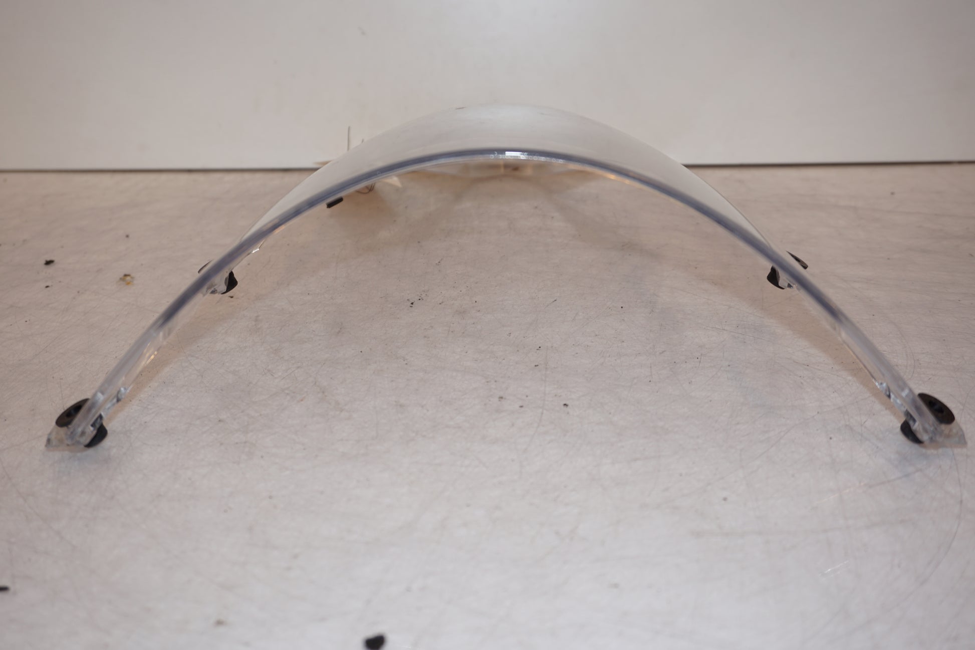 Snett nerifrån på Vindruta från en BMW S 1000 RR -2014 motorcykel.