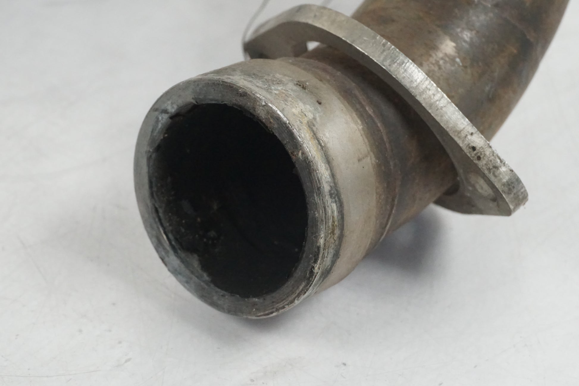 Snett nerifrån på Grenrör från en Gasgas SM450 -2007 motorcykel.