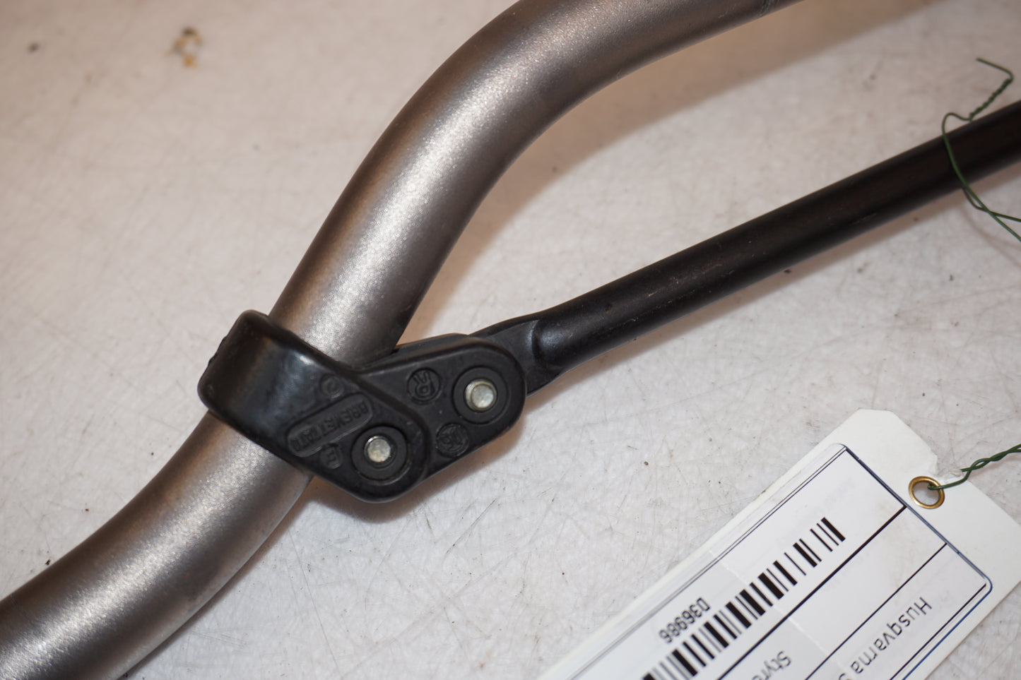 Baksidan på Styre från en Husqvarna SM 500 -2006 motorcykel.