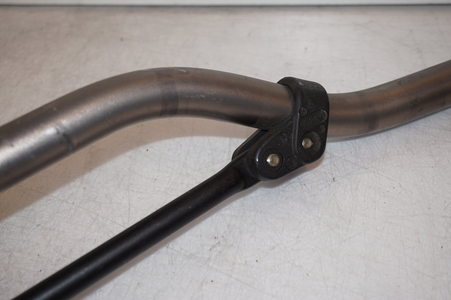 Höger sida på Styre från en Husqvarna SM 500 -2006 motorcykel.