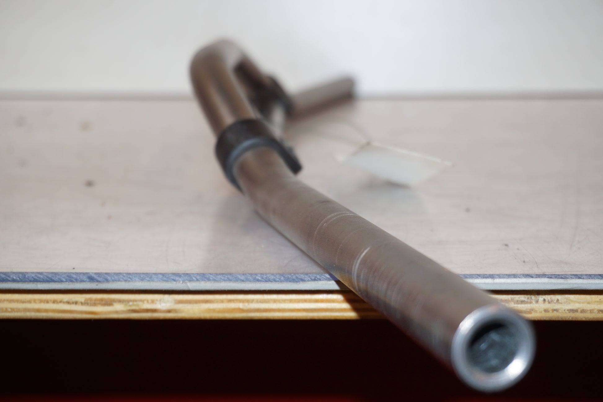 Vänster sida på Styre från en Husqvarna SM 500 -2006 motorcykel.