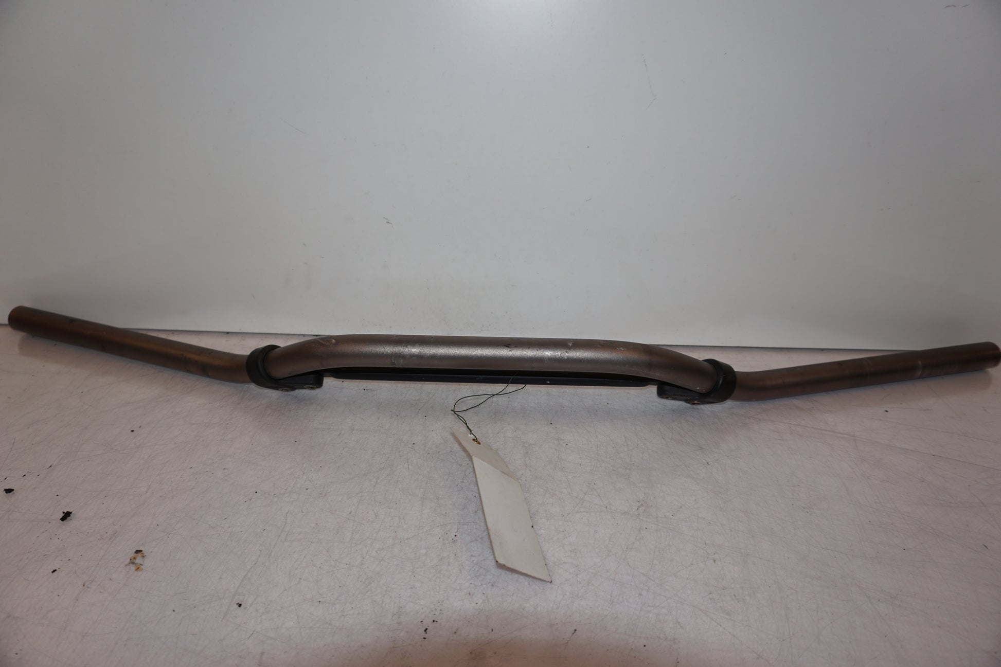 Snett uppifrån på Styre från en Husqvarna SM 500 -2006 motorcykel.