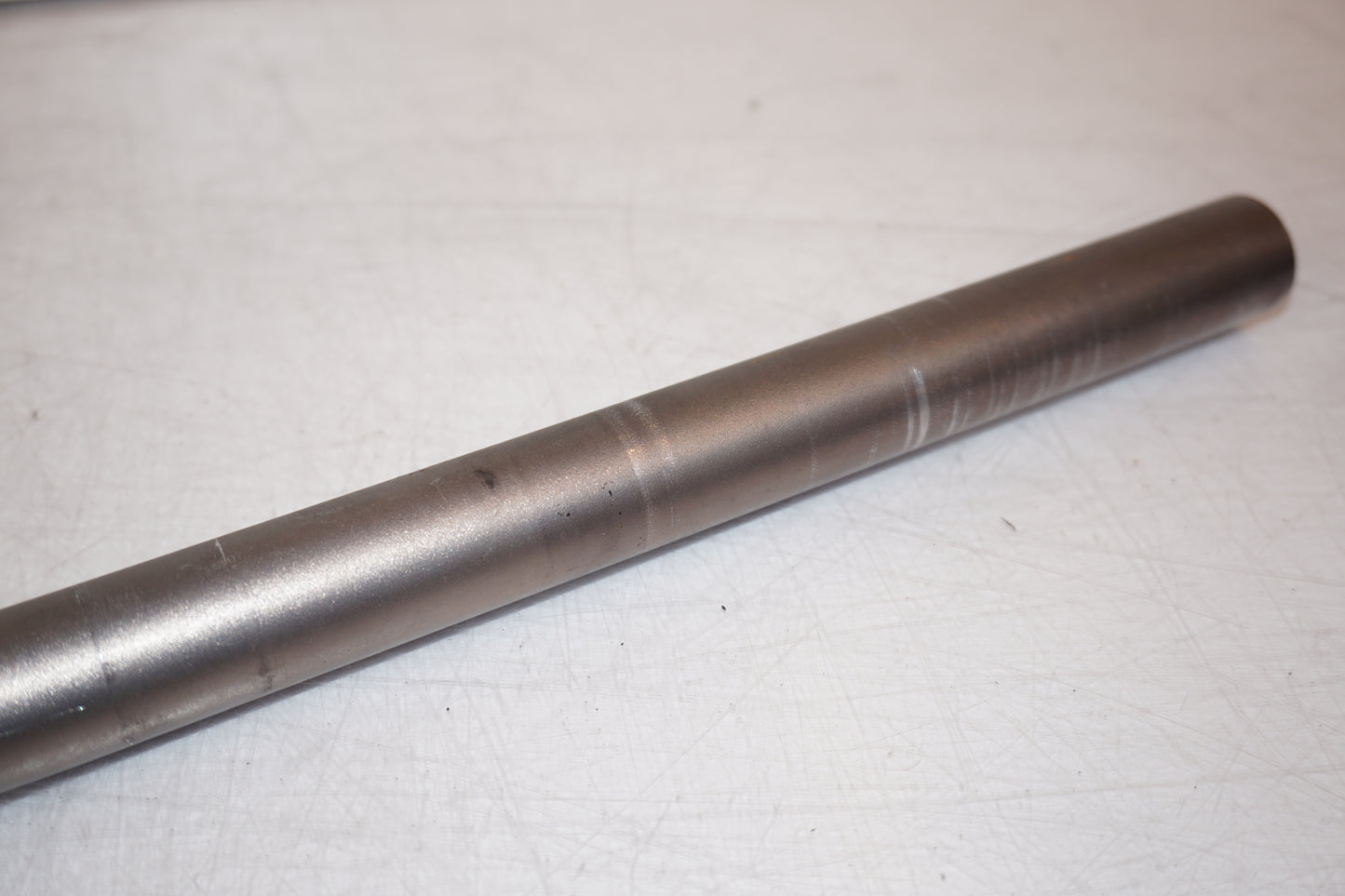 Snett nerifrån på Styre från en Husqvarna SM 500 -2006 motorcykel.