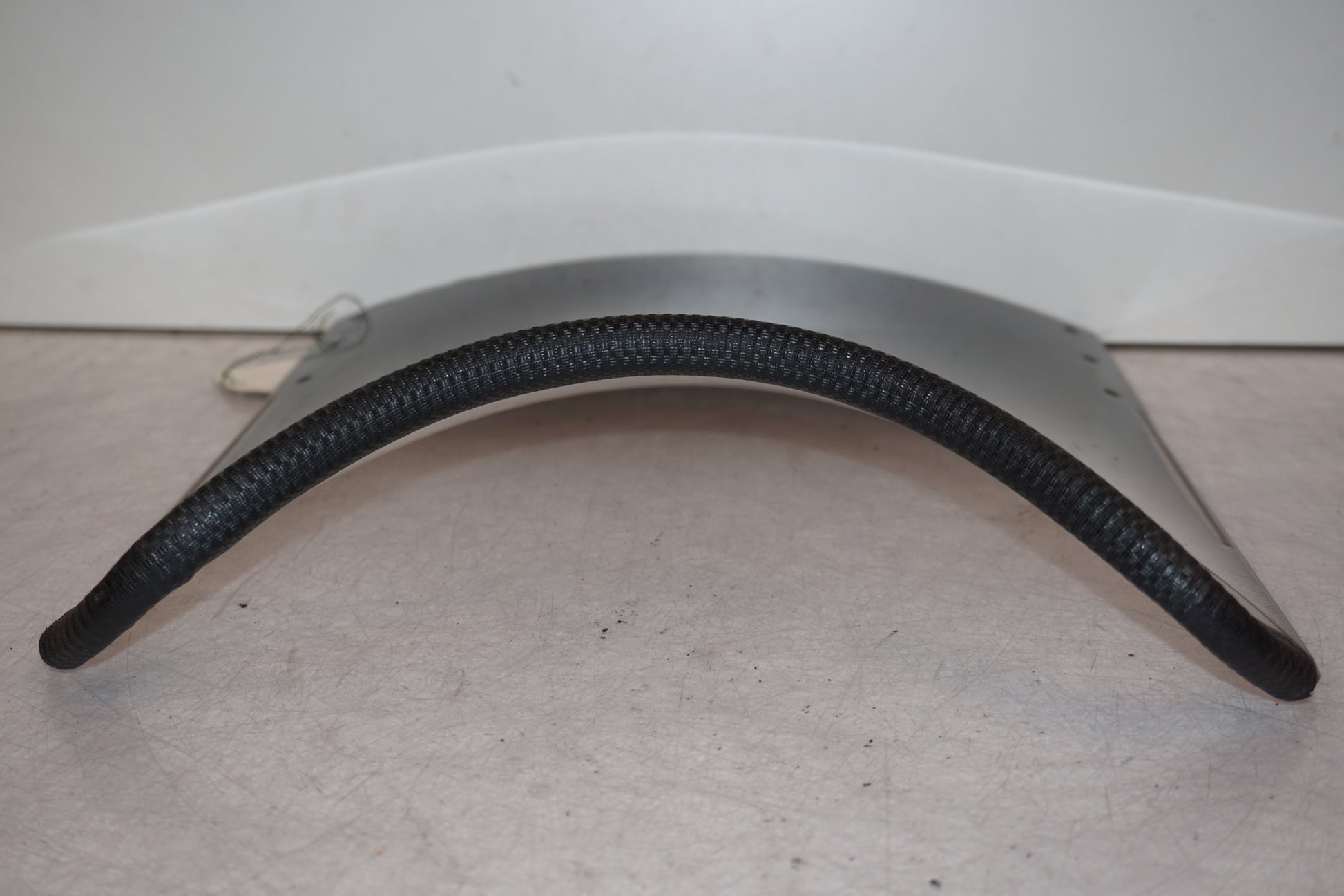 Snett nerifrån på Vindruta från en Suzuki GSX 1100 F -1990 motorcykel.