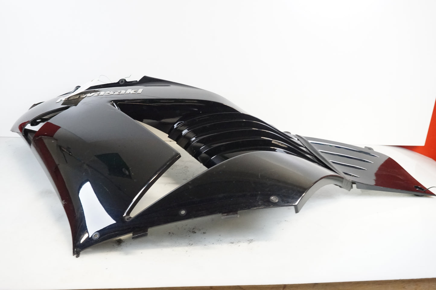 Baksidan på Sidkåpa från en Kawasaki ZZ-R 1400 -2010 motorcykel.