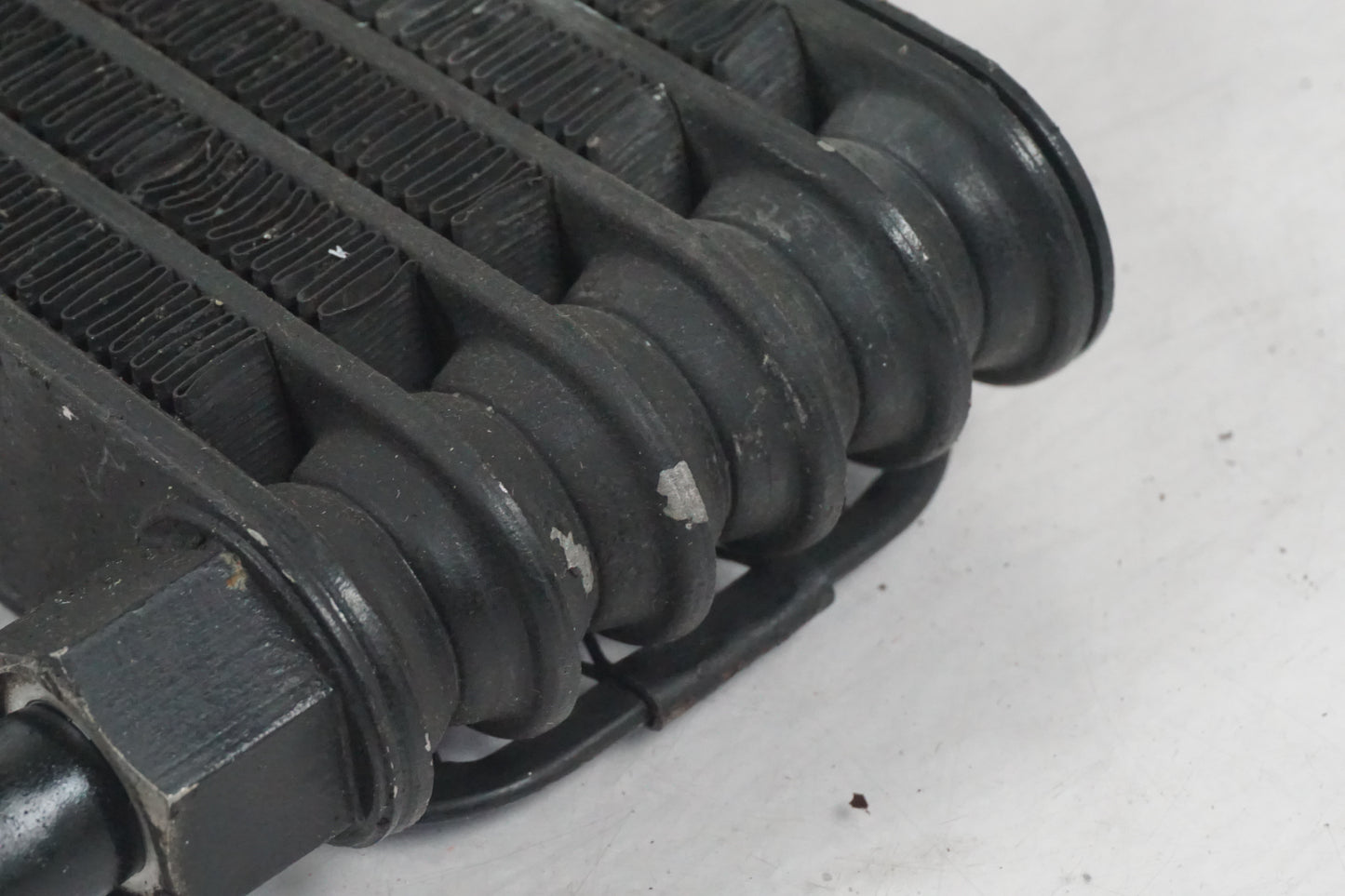 Vänster sida på Oljekyl från en Cagiva Raptor 1000 -2002 motorcykel.