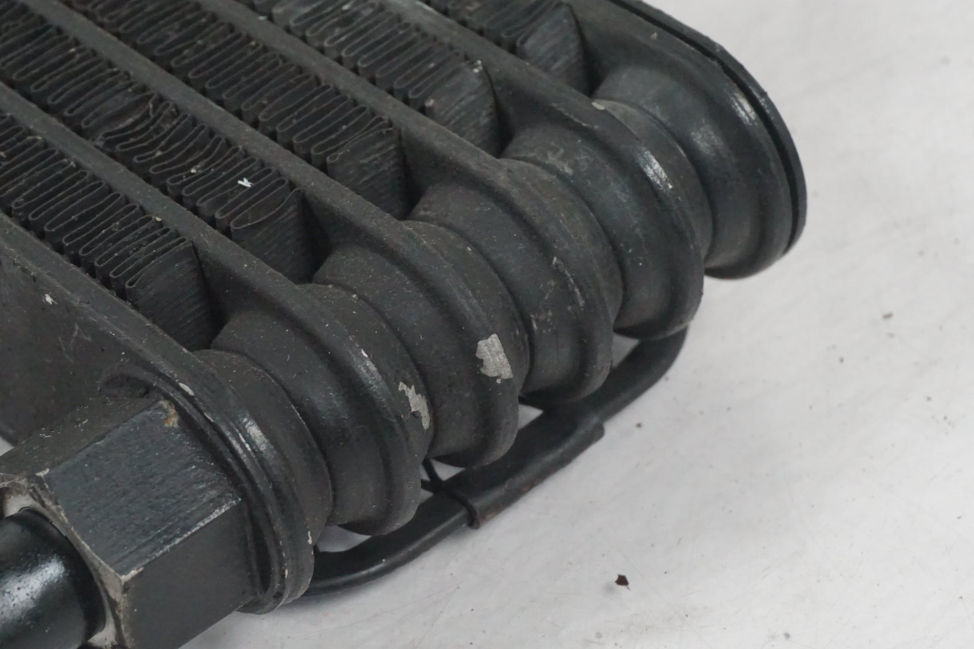 Vänster sida på Oljekyl från en Cagiva Raptor 1000 -2002 motorcykel.