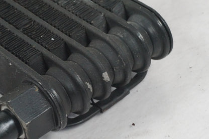 Vänster sida på Oljekyl från en Cagiva Raptor 1000 -2002 motorcykel.