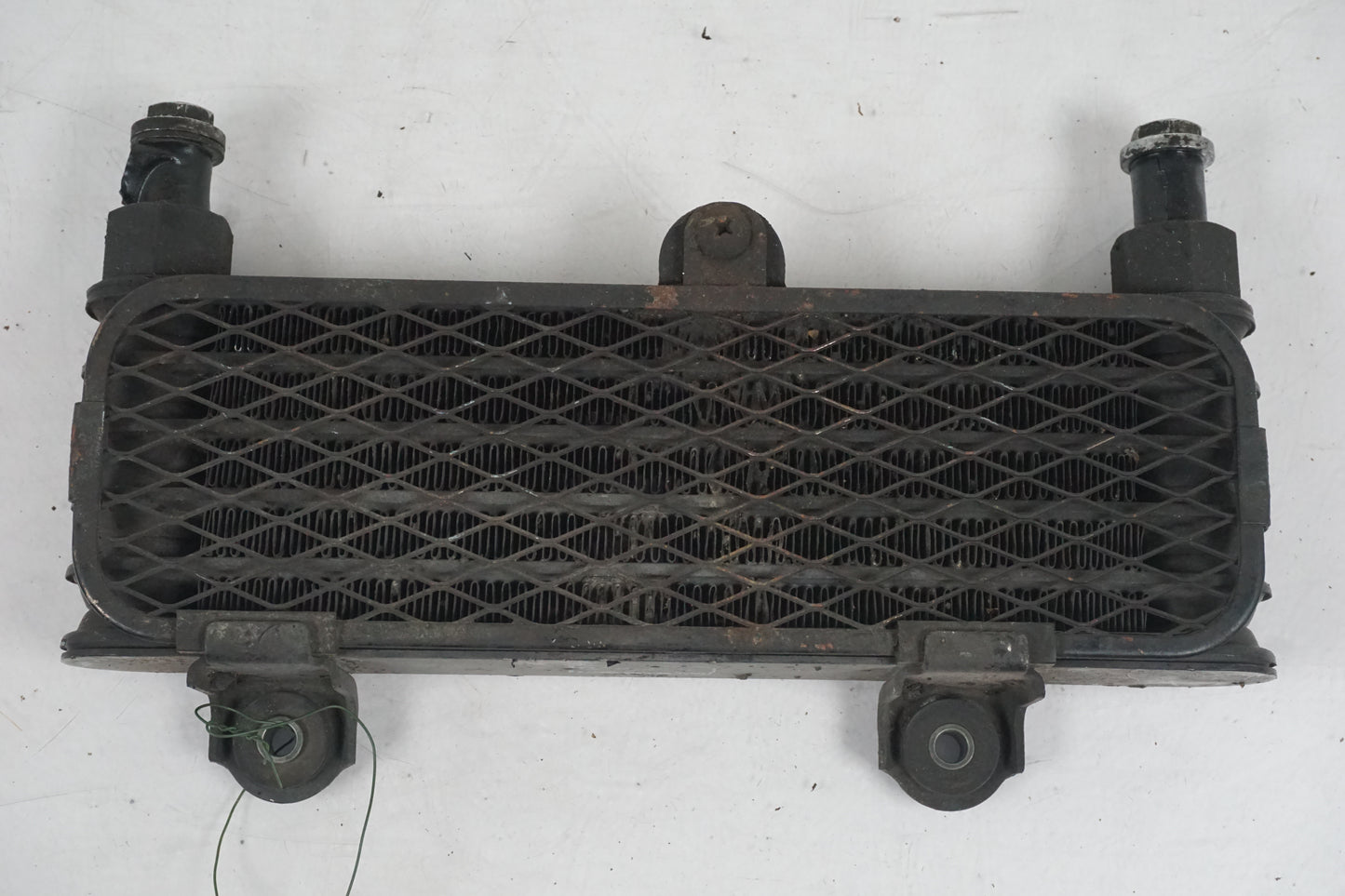 Snett nerifrån på Oljekyl från en Cagiva Raptor 1000 -2002 motorcykel.