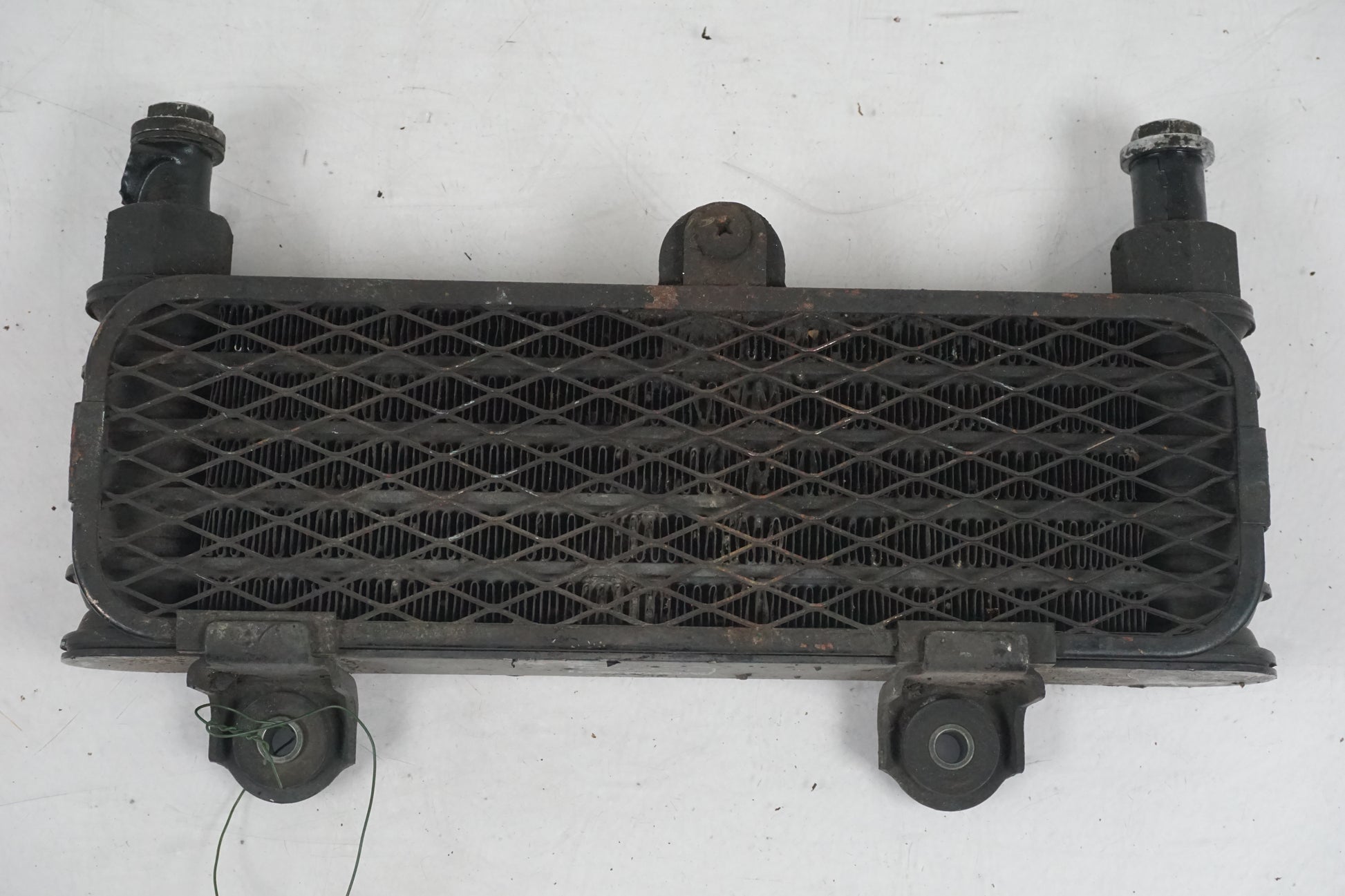 Snett nerifrån på Oljekyl från en Cagiva Raptor 1000 -2002 motorcykel.