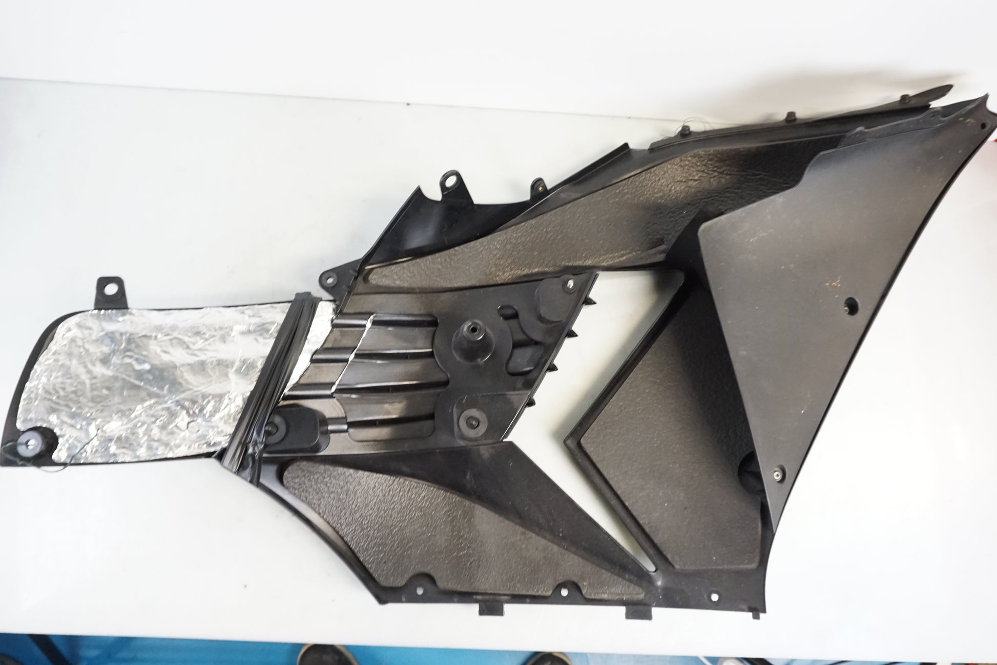 Snett nerifrån på Sidkåpa från en Kawasaki ZZ-R 1400 -2010 motorcykel.