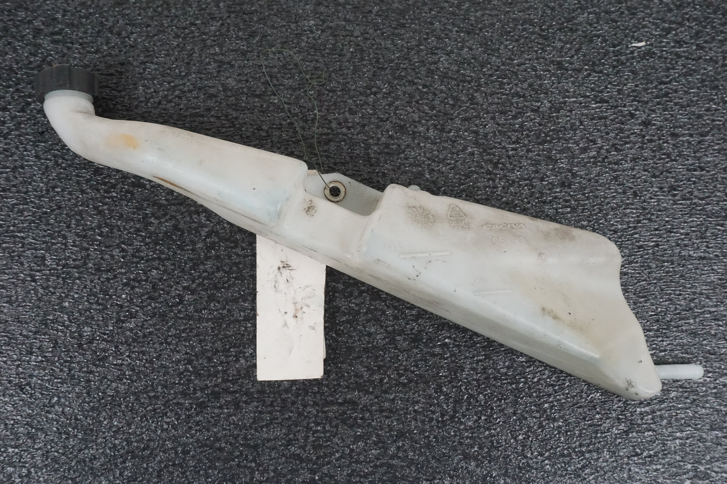 Framsidan på Vattenexpansionskärl från en Cagiva Raptor 1000 -2002 motorcykel.