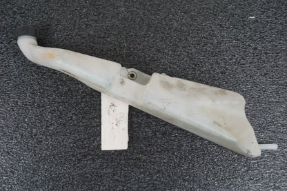 Framsidan på Vattenexpansionskärl från en Cagiva Raptor 1000 -2002 motorcykel.