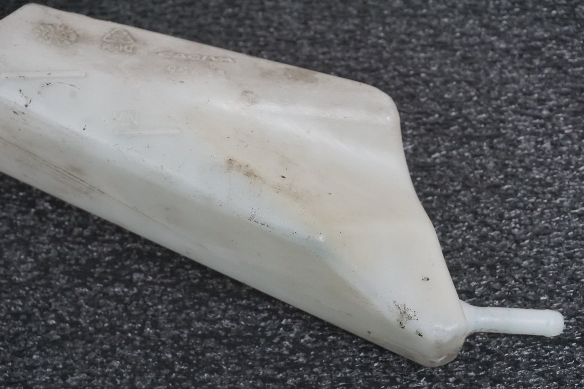 Baksidan på Vattenexpansionskärl från en Cagiva Raptor 1000 -2002 motorcykel.