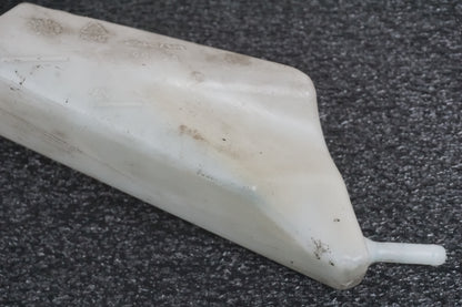 Baksidan på Vattenexpansionskärl från en Cagiva Raptor 1000 -2002 motorcykel.