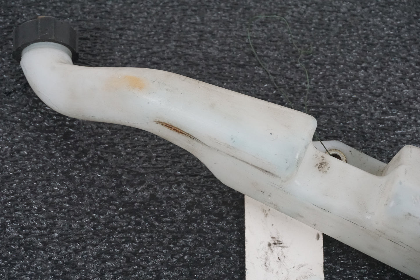 Höger sida på Vattenexpansionskärl från en Cagiva Raptor 1000 -2002 motorcykel.