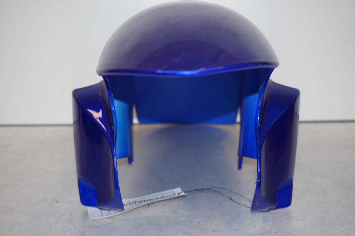 Snett uppifrån på Framskärm från en Yamaha YZF R6 -2009 motorcykel.