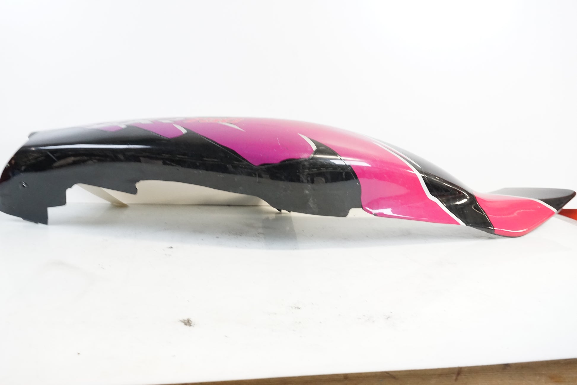 Baksidan på Bakvinge från en Kawasaki ZXR 750 -1993 motorcykel.