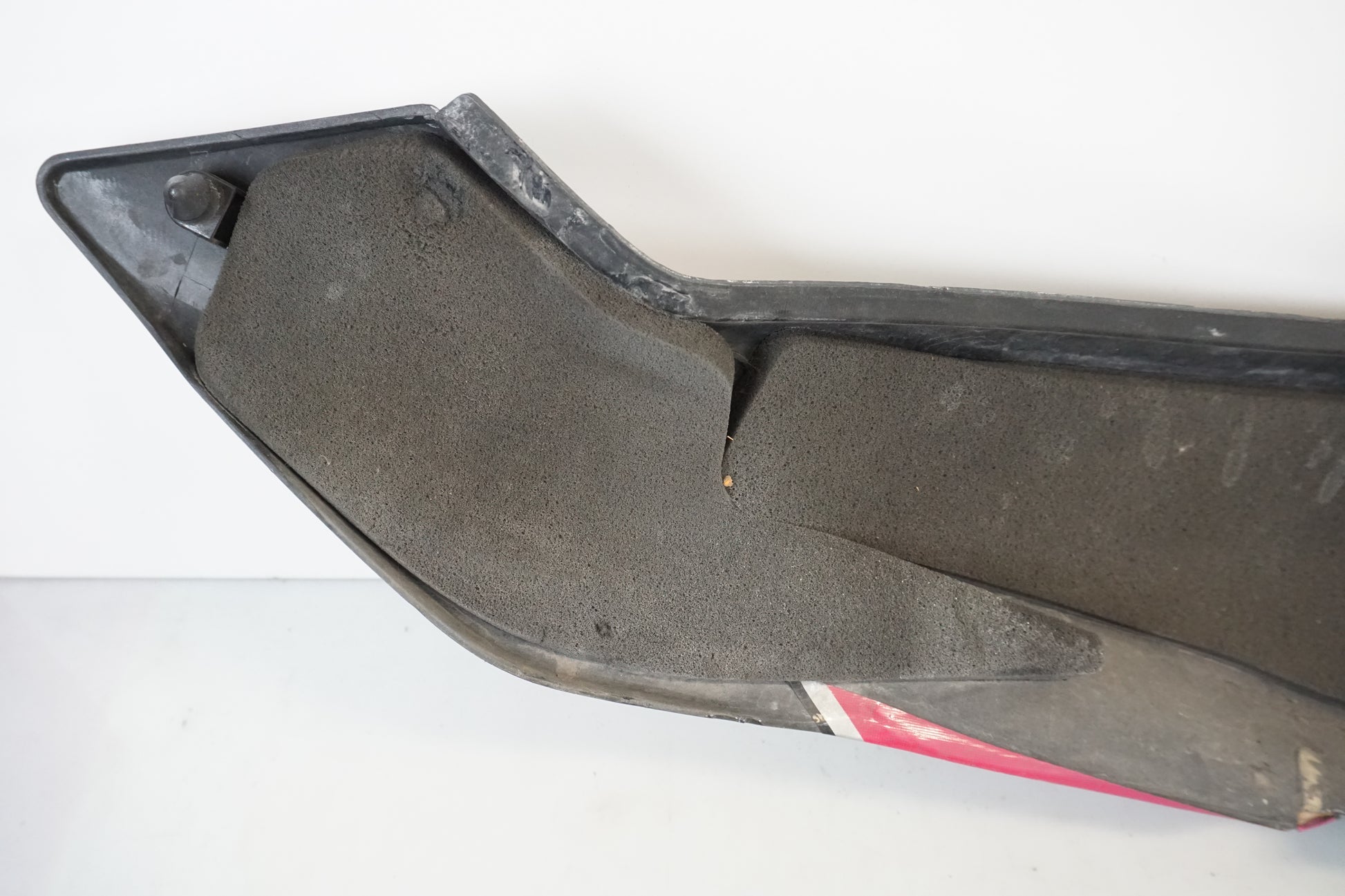 Snett nerifrån på Bakvinge från en Kawasaki ZXR 750 -1993 motorcykel.