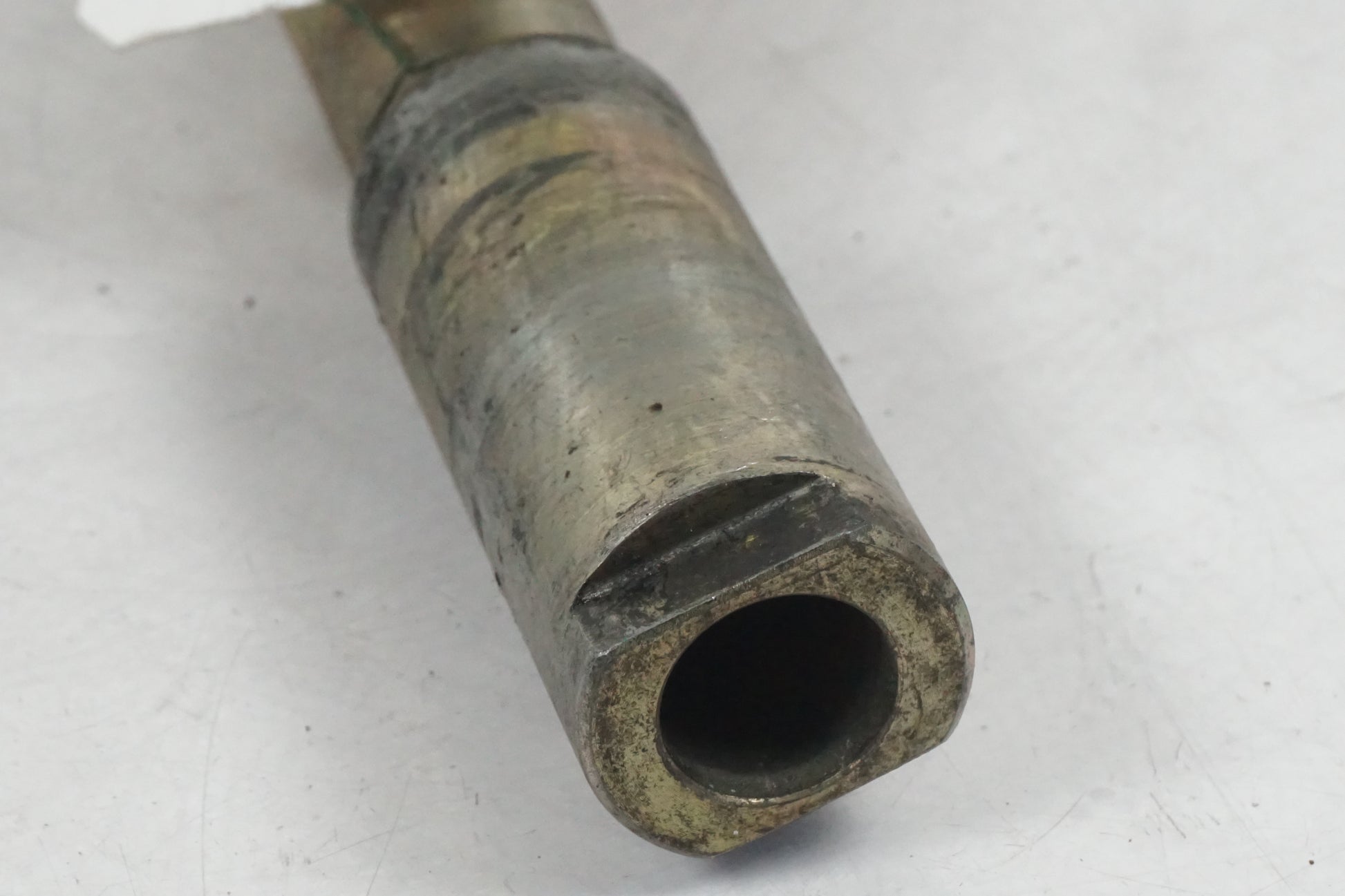 Snett nerifrån på Axel från en Cagiva Raptor 1000 -2002 motorcykel.