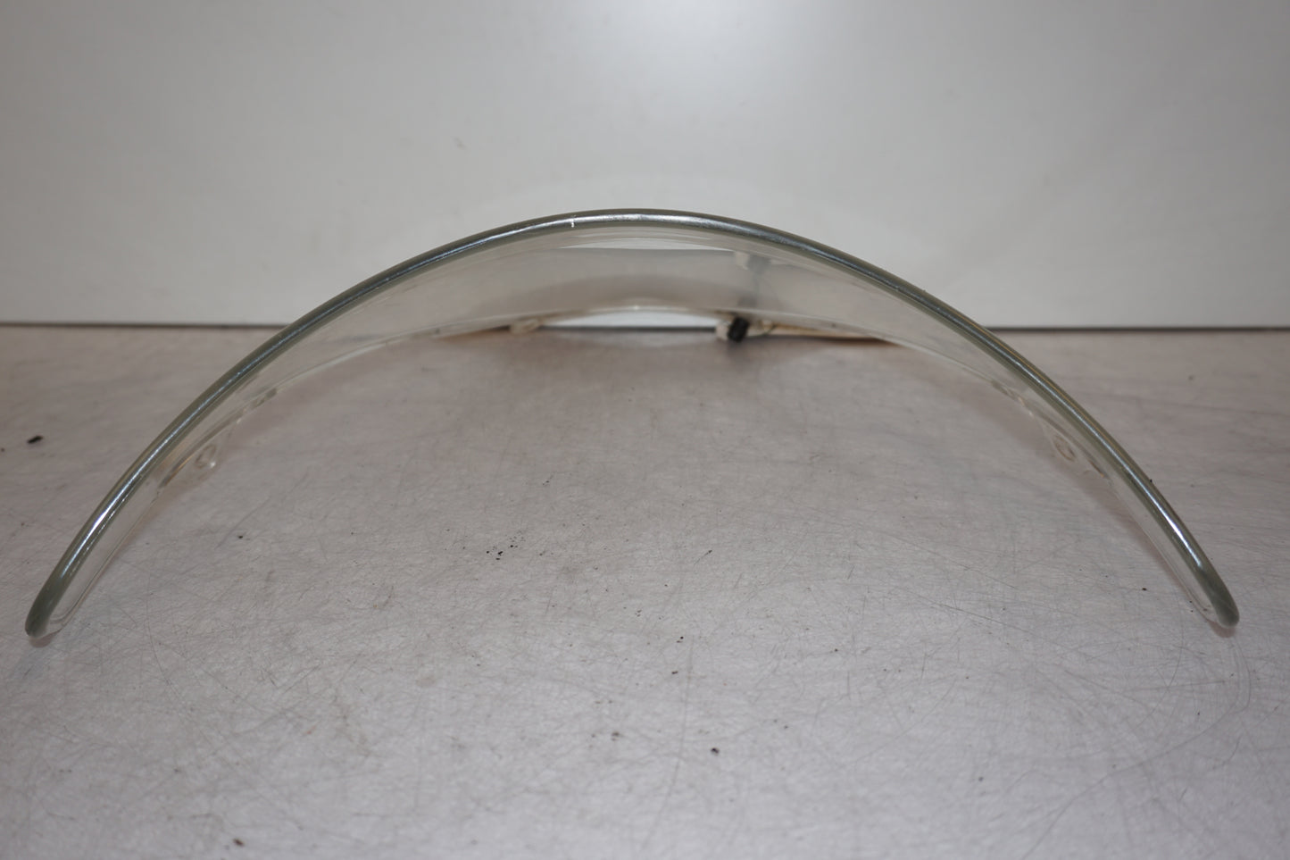 Baksidan på Vindruta från en Suzuki SV 650 -2002 motorcykel.