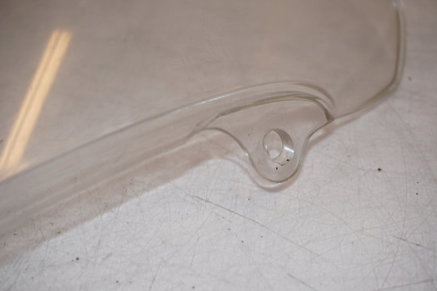 Vänster sida på Vindruta från en Suzuki SV 650 -2002 motorcykel.