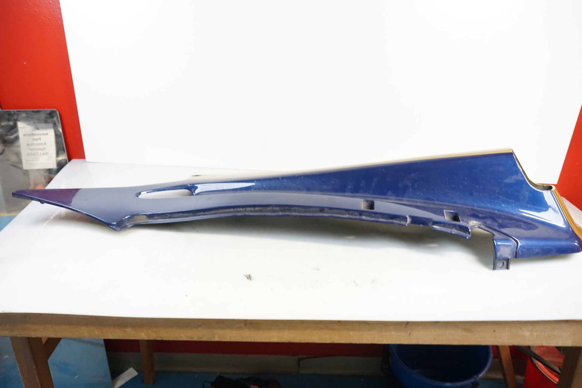 Baksidan på Bakvinge från en Kawasaki ZZR 1100 -1991 motorcykel.