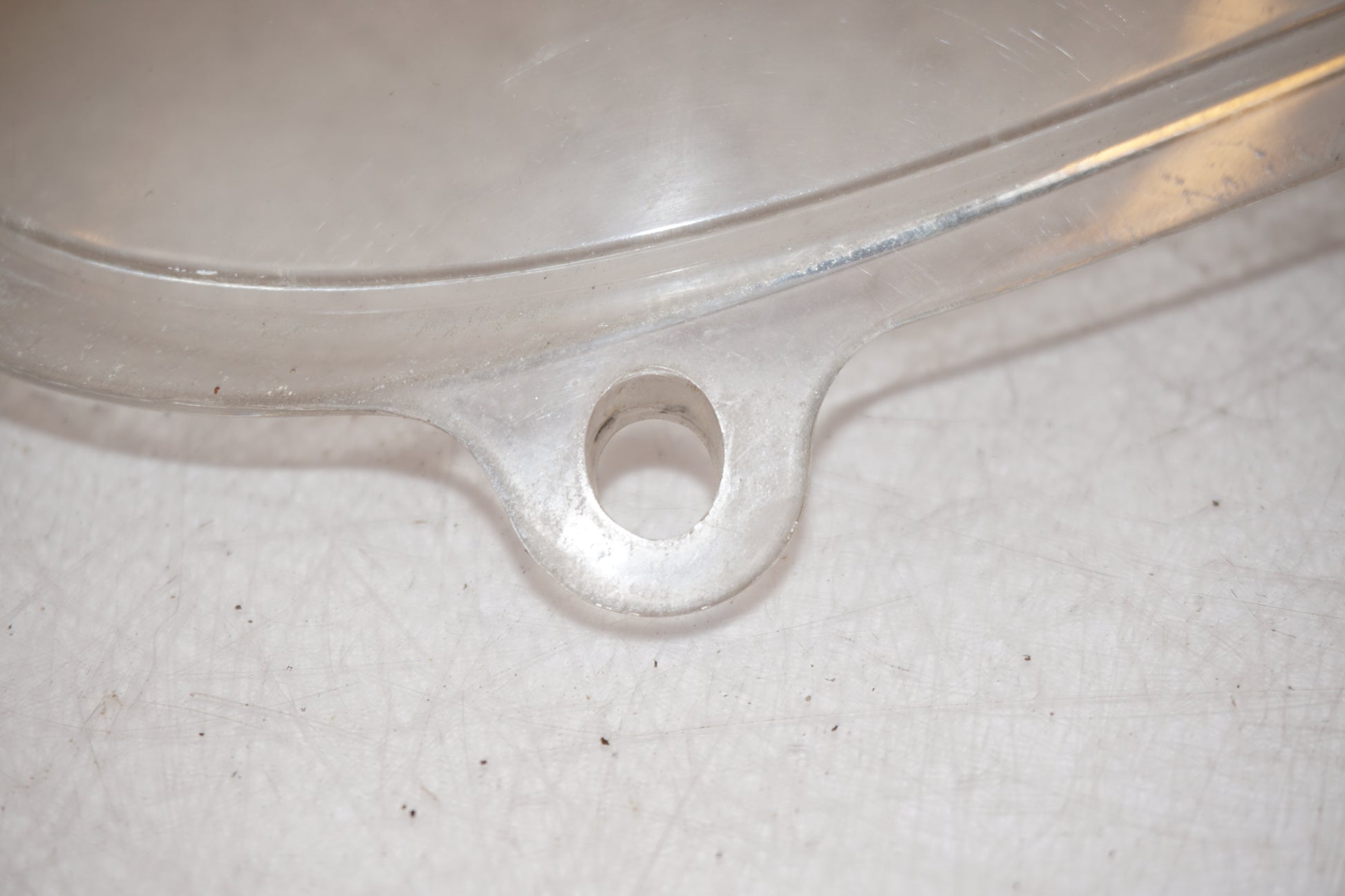 Snett uppifrån på Vindruta från en Suzuki SV 650 -2002 motorcykel.