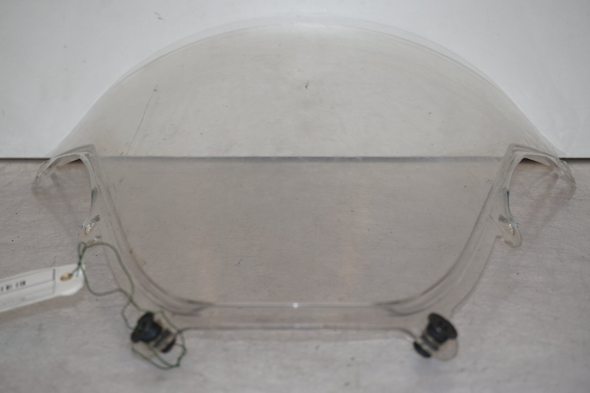 Baksidan på Vindruta från en Suzuki SV 1000 -2004 motorcykel.