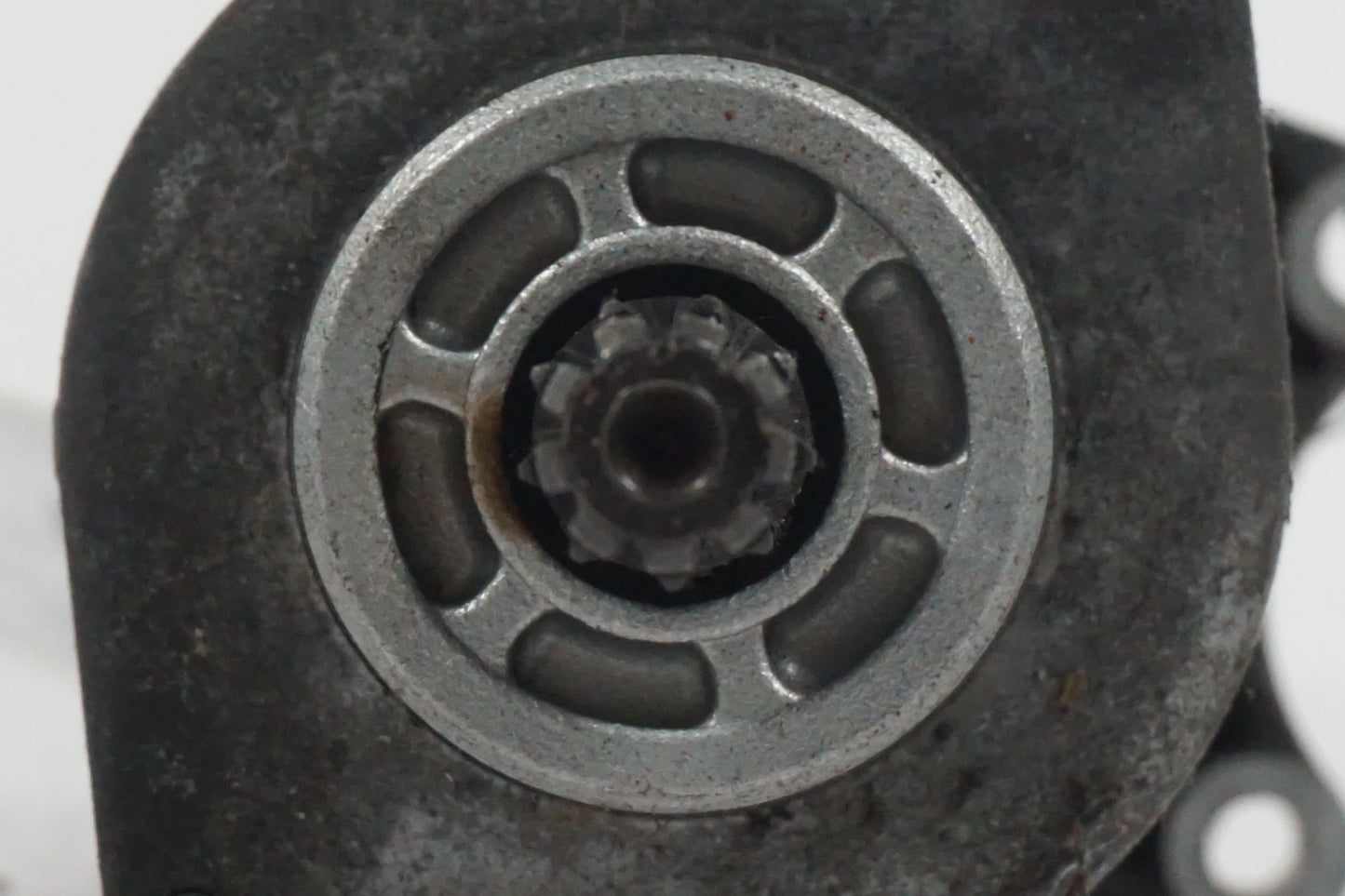 Snett uppifrån på Startmotor från en Cagiva Raptor 1000 -2002 motorcykel.